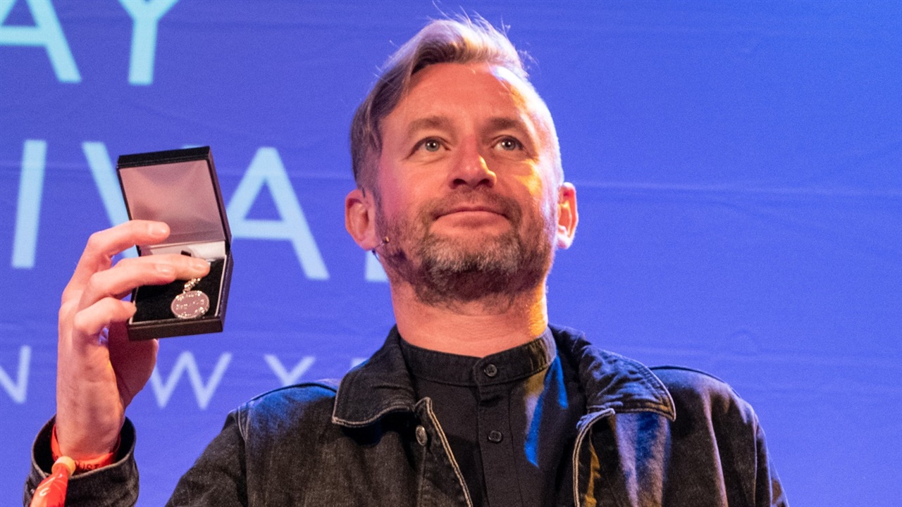 Serhiy Zhadan with his Hay Festival medal