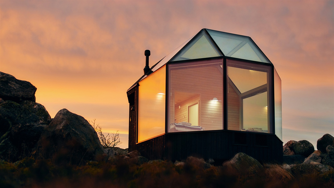 A writing hut on the edge of a cliff at sunset.