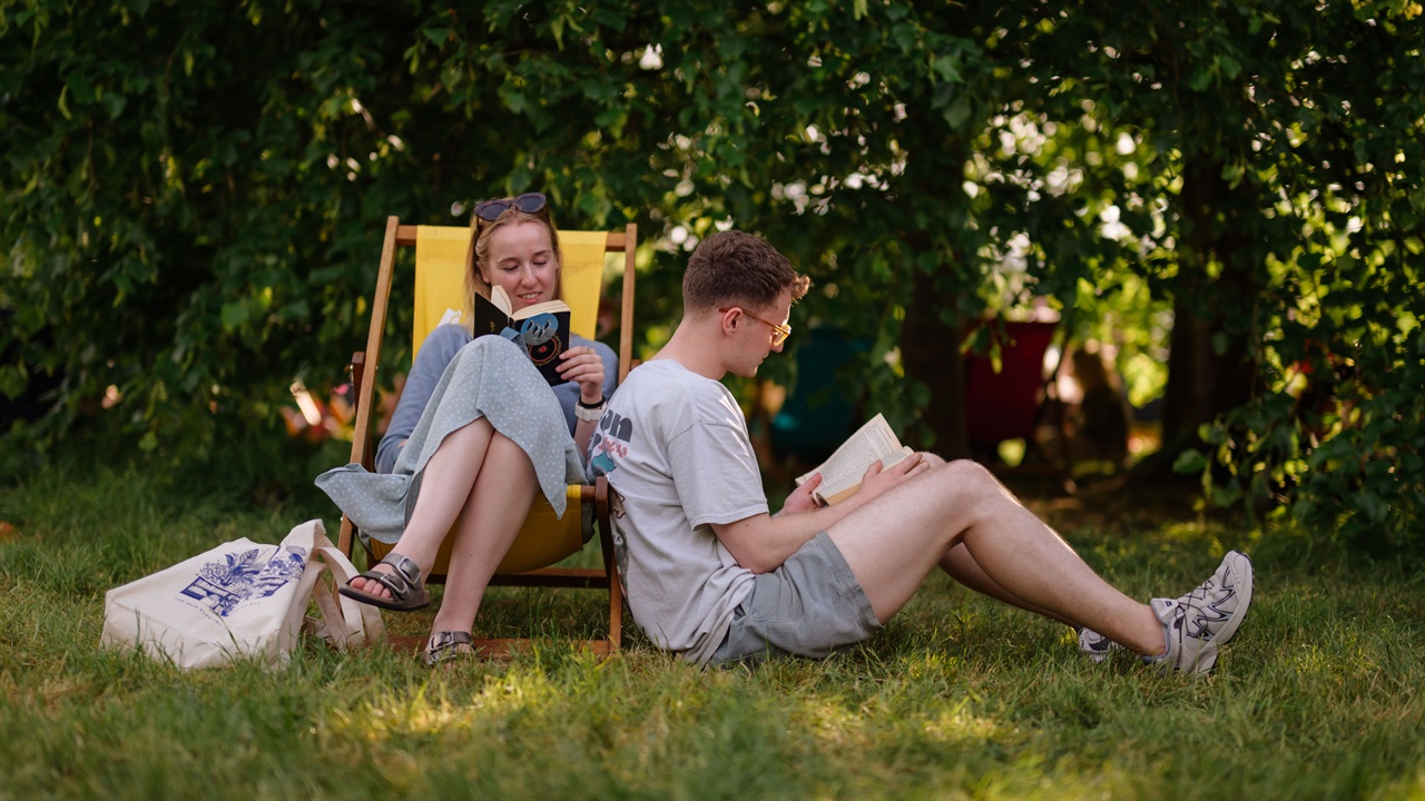 Photo of reader on Hay Festival site