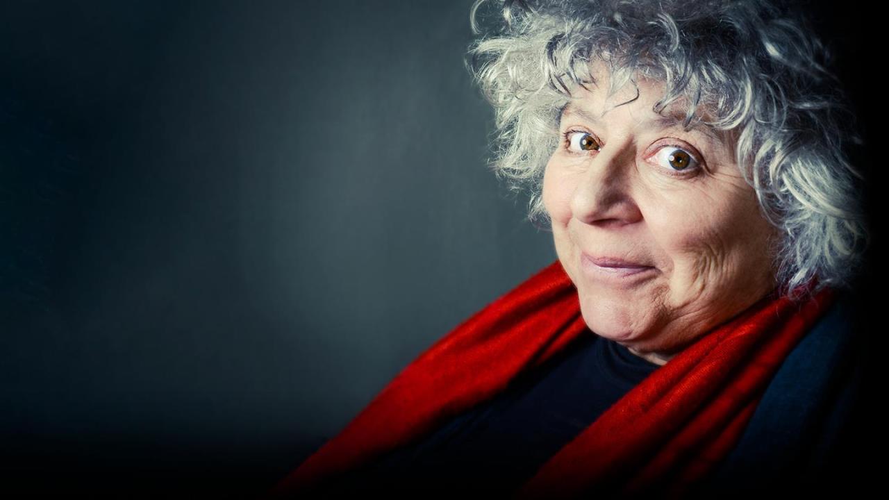 Miriam Margolyes brings added sparkle to Hay Christmas lights switch-on