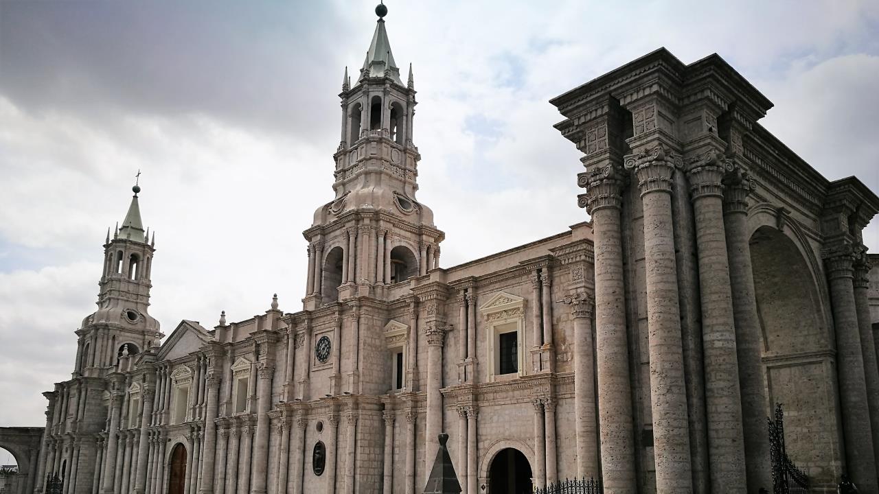 Charlas: Conversations outside the Cathedral