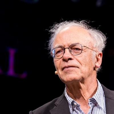Peter Singer in conversation with Mauricio Diazgranados (Spanish translation)