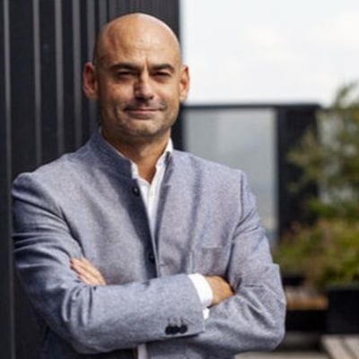 Sundeep Waslekar, Robert O. Keohane, Sam Elsey y estudiantes de IE University en conversación con Borja Santos