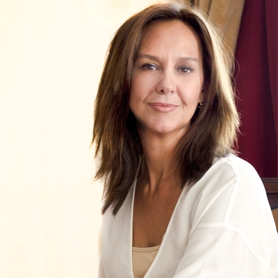 María Dueñas in conversation with Ana Gavín and readers from Polígono Sur in Seville