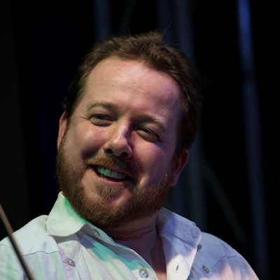 Petros Márkaris en conversación con Juan Esteban Constaín