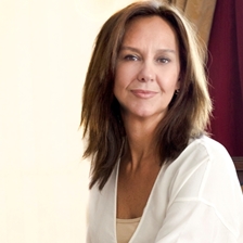 María Dueñas in conversation with Ana Gavín and readers from Polígono Sur in Seville